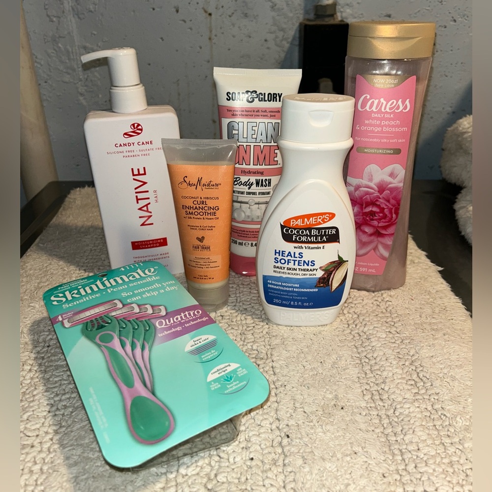 Women’s bath & body bundle! Shampoo, body wash, curl cream, lotion, razors!